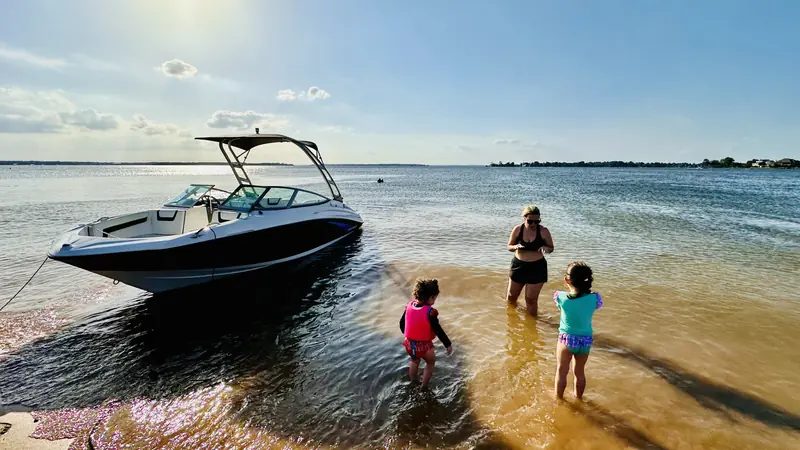Yamaha AR190 on the Lake Conroe shoreline with a woman and two young children wading in the shallows
